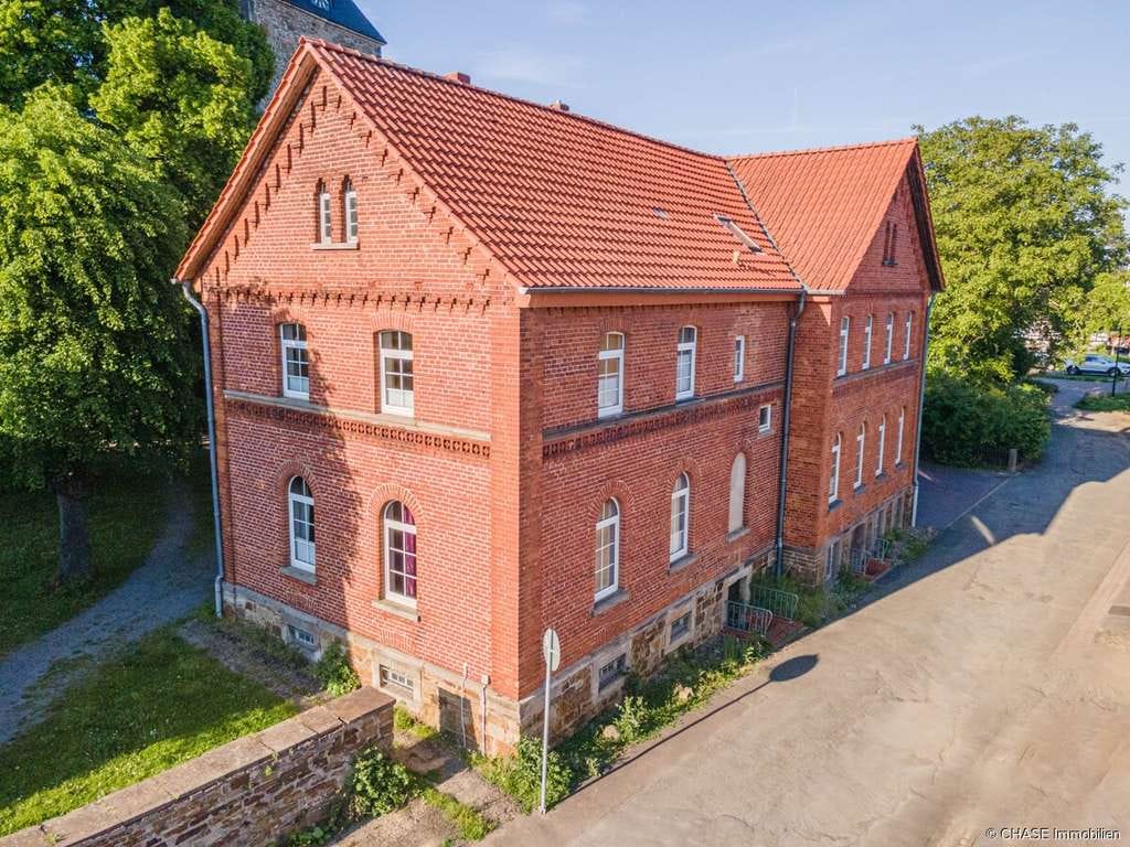 Immobilie in Aerzen - Teilsaniertes Einfamilienhaus mit Garten und ELW - Einzigartiges Wohnen an der Kirche, Groß Berkel! - Bild 1