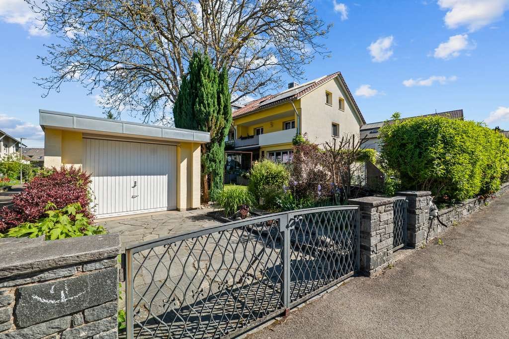 Immobilie in Kirchzarten - 7-Zimmer-Familienhaus energetisch modernisiert mit großem Garten, Pool & flexiblem Raumkonzept - Bild 2