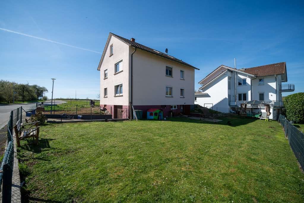 Immobilie in Tengen - Großzügiges Zweifamilienhaus mit Gartenfreude und Potenzial - Bild 2