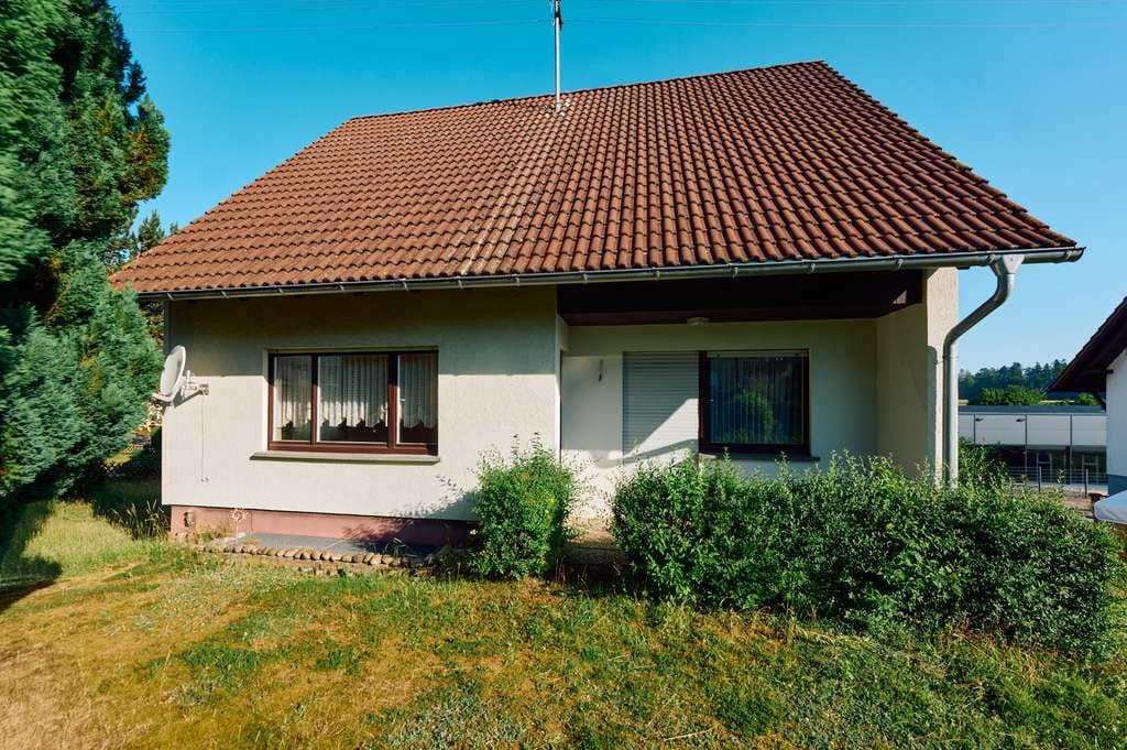 Immobilie in Dornhan - Gemütliches Eigenheim mit großem Garten und Ausbaureserve im Dachgeschoss - Bild 1