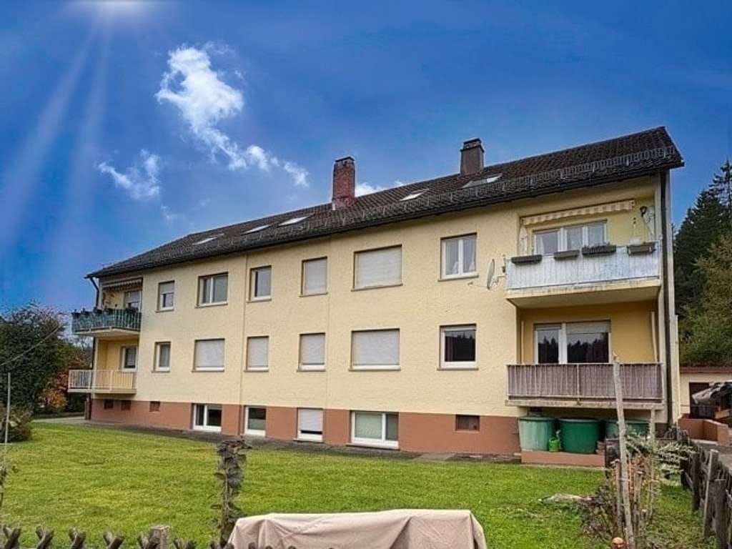 Immobilie in St. Georgen im Schwarzwald - Ruhige 4-Zimmerwohnung mit Einzelgarage - Bild 1