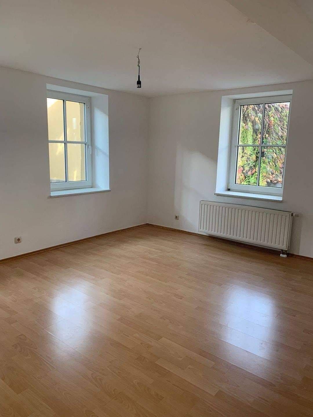 Immobilie in Bergtheim - Schöne Wohnung, 3 Zimmer, energetisch saniert Effizienz C = 95 kWh/(m²a), Wfl. 95 qm, große Terrasse ca. 21 qm, Einbauküche, Bad m. Wanne + Dusche - Bild 1