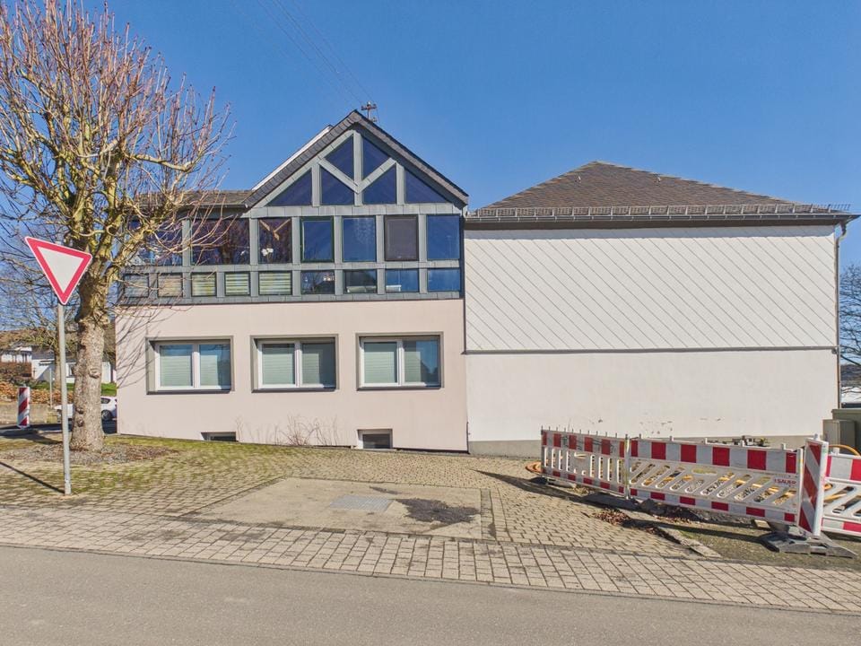 Immobilie in Berndorf - Großzügiges Anwesen mit Haupthaus, Ferienwohnung, Scheune, Lagerhalle und Bau Grundstück - Bild 0