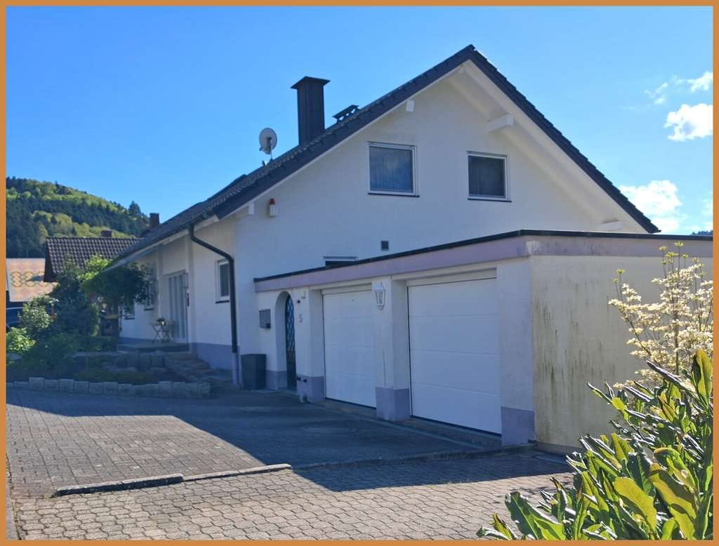 Immobilie in Nordrach - Ein Ort zum Ankommen und Wohlfühlen – Familienhaus mit viel Platz, Garten und herrlicher Aussicht ! - Bild 3