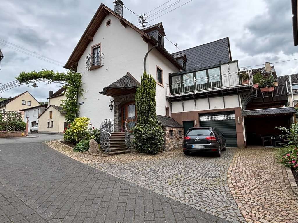 Immobilie in Bernkastel-Kues - Charmantes Wohnhaus mit Garagen im Ortskern - Bild 0
