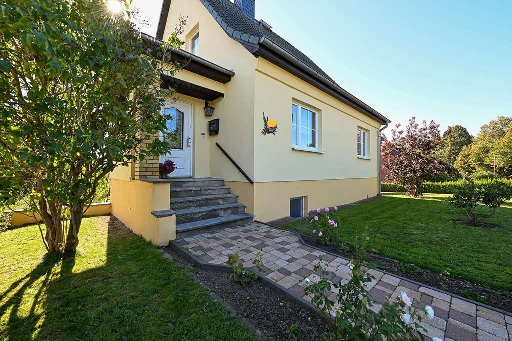 Immobilie in Dolgen am See - ruhig gelegenes Einfamilienhaus in Feldrandlage mit 6,5 Zimmern, 2 Garagen, Ausbaureserve - Bild 2