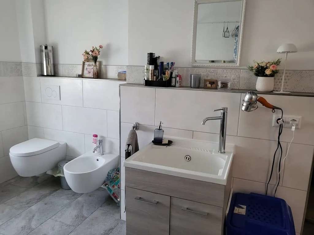 Immobilie in Allmannshofen - Moderne und voll möblierte Doppelhaushälfte mit PV-Anlage, Wellnessbad, Kamin und Traumgarten in ruh - Bild 2