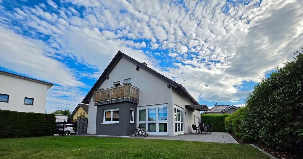 Immobilie in Simmern/Hunsrück - Modernes Familiendomizil mit Einliegerwohnung – stilvoll wohnen in begehrter Lage von Simmern - Bild 0