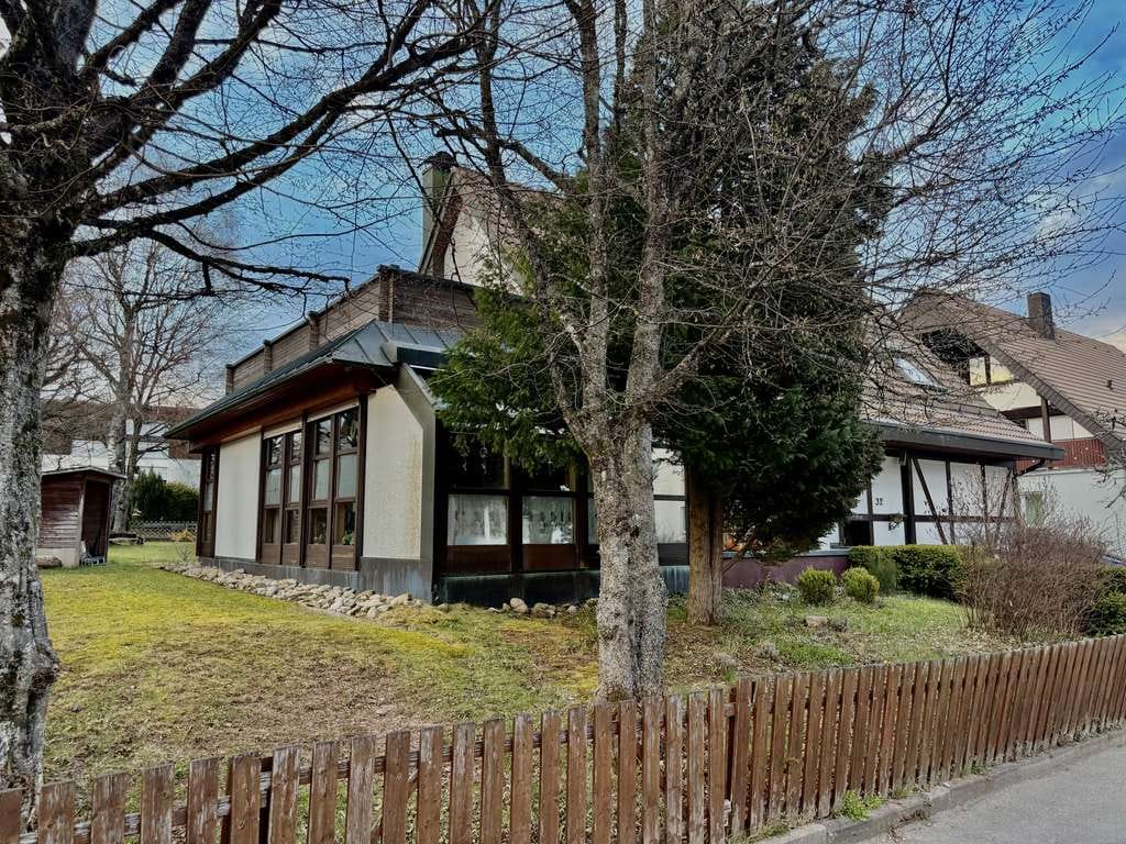 Immobilie in Mönchweiler - Modernisiertes Einfamilienhaus mit 7 Zimmern in Mönchweiler mit schön angelegten Garten und Teich - Bild 2
