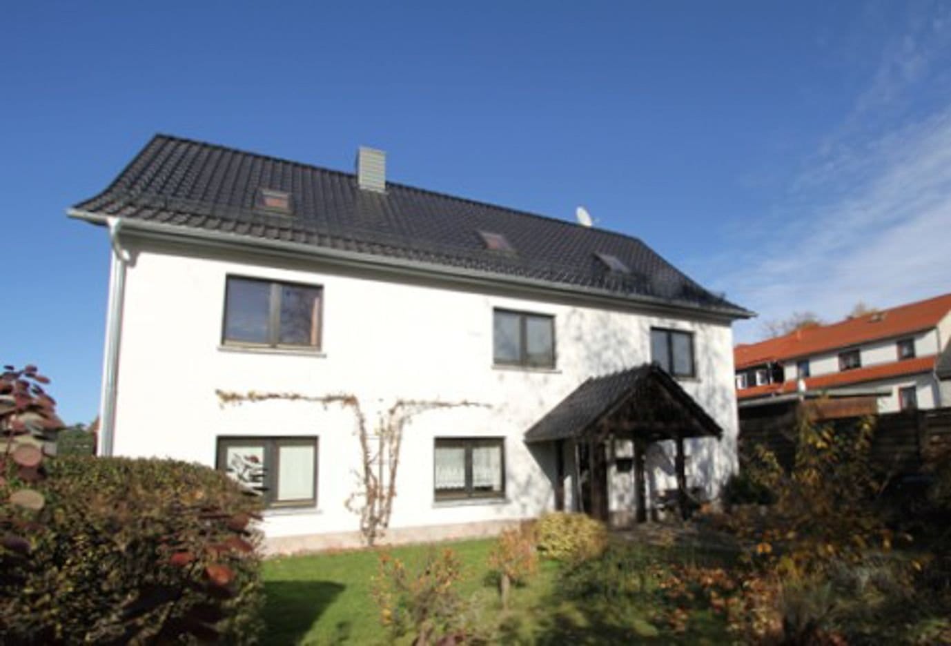 Immobilie in Eisfeld - Vielseitiges Wohnhaus im Zentrum von Eisfeld: Ein- bis Zweifamilienhaus mit Potenzial - Bild 0