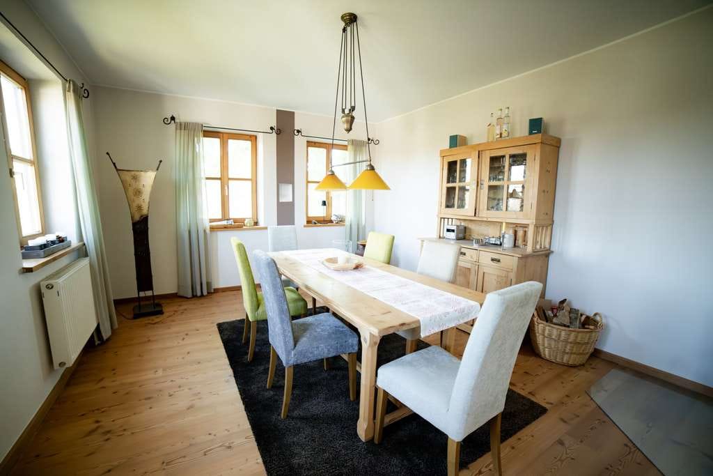 Immobilie in Edling - Charmante Maisonette-Wohnung mit „Haus-im-Haus“-Charakter, Sichtdachstuhl & Garten - Bild 3