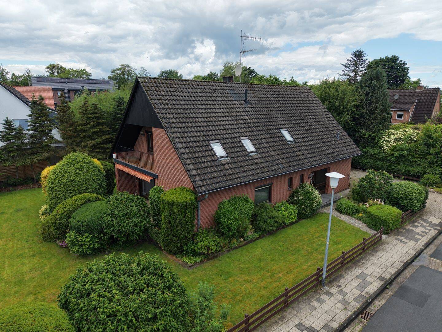 Immobilie in Großenkneten - Großzügiges Ein-/Zweifamilienhaus mit Einliegerwohnung, Kamin & Dachterrasse in Huntlosen - Bild 0