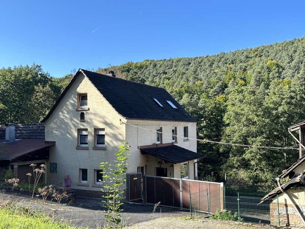 Immobilie in Leidersbach - Mitten in der Natur: Gemütliches Wohnhaus mit großem Grundstück und Blick ins Grüne! - Bild 2