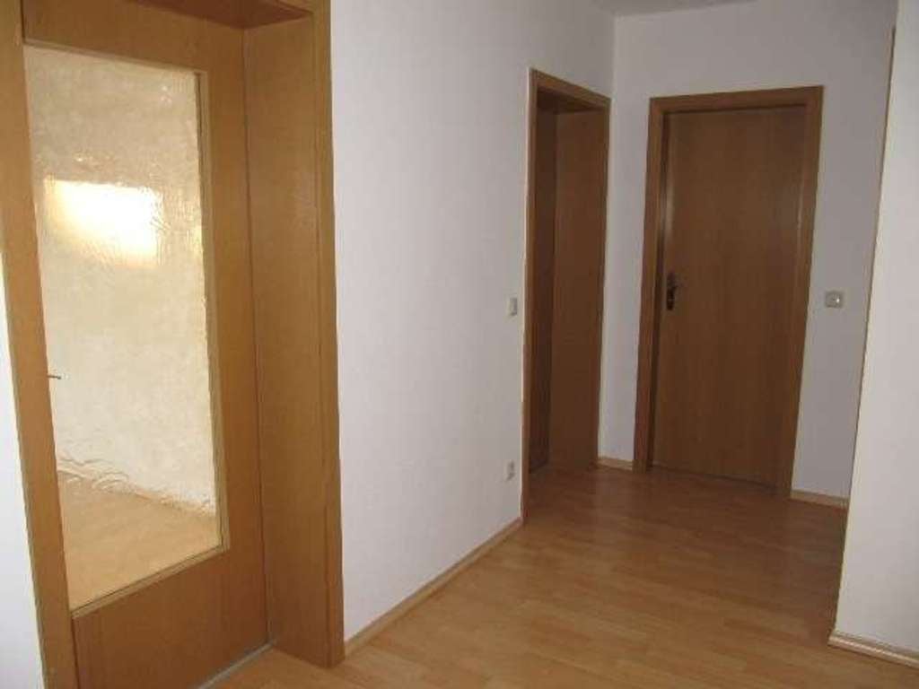 Immobilie in Leuna - 6,1 % Brutto-Rendite I Balkon I Einbauküche I Tageslichtbad I PKW-Stellplatz I 48 m² Dachspeicher - Bild 2
