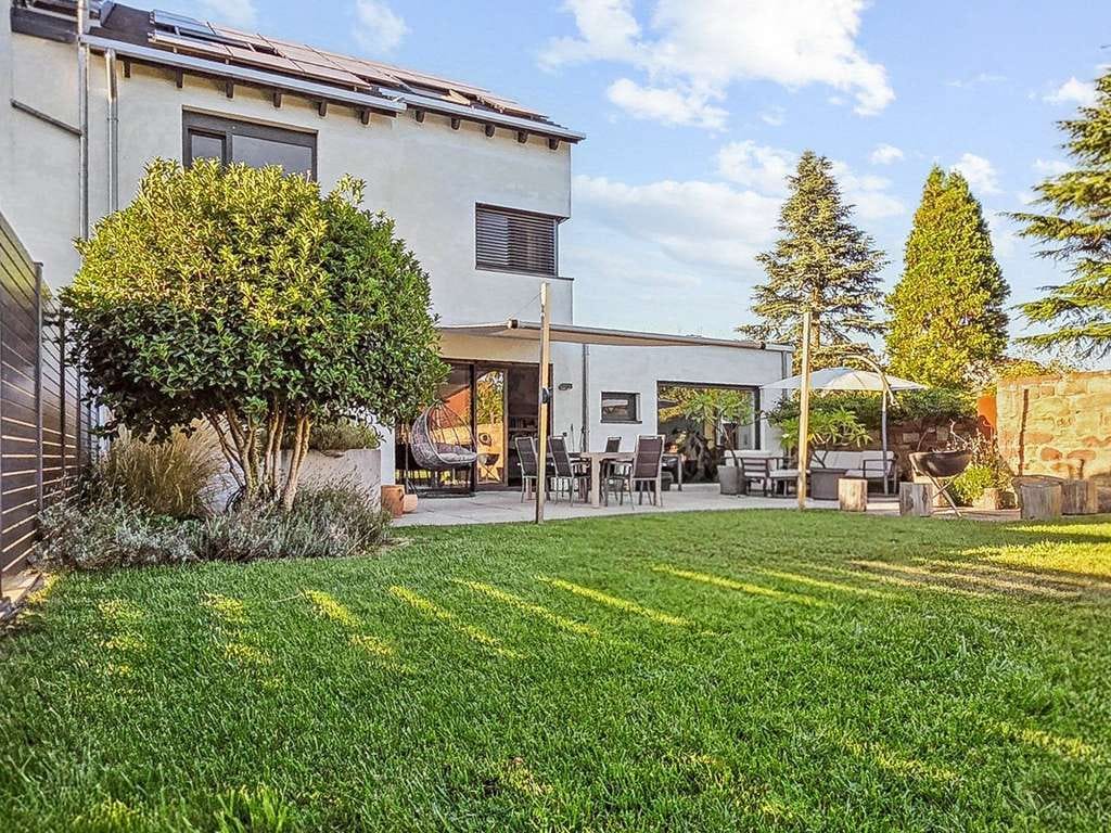 Immobilie in Hanhofen - Hanhofen - Exklusive Doppelhaushälfte mit außergewöhnlichem Gartenambiente - Bild 0