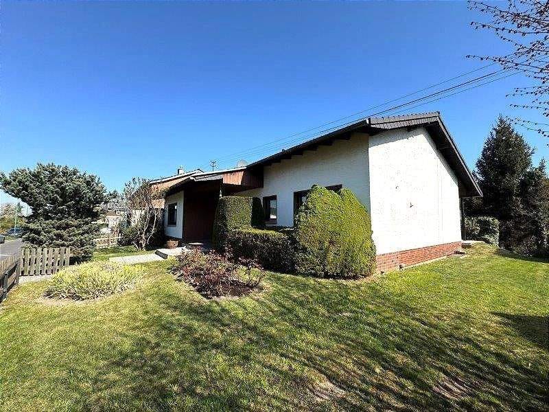 Immobilie in Niederkassel - ROHBAUPREIS! Solider Bungalow mit Pfiff, insges. 200 m² Wohnfläche + ca. 50m² KG! - Bild 0