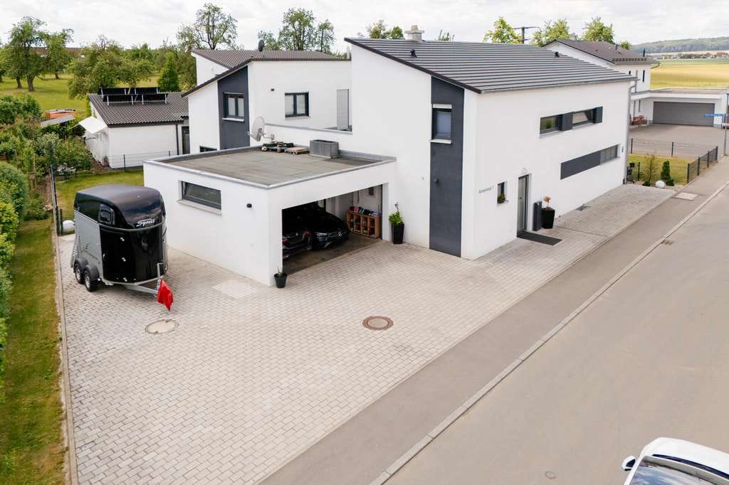 Immobilie in Neenstetten - Neuwertiges Traumhaus mit luxuriösem Platzangebot - Bild 1