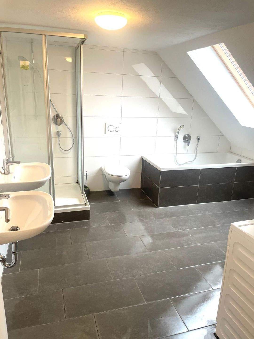 Immobilie in Bad Waldsee - Attraktive Maisonettewohnung mit Balkon in Bad Waldsee-Reute – derzeit als WG vermietet, ideal für Kapitalanleger oder Eigennutzer - Bild 4