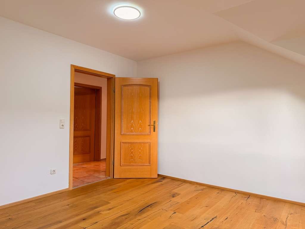 Immobilie in Wörthsee - Traumhafte Dachgeschosswohnung mit Kaminofen und Einzelgarage in Wörthsee - Bild 1