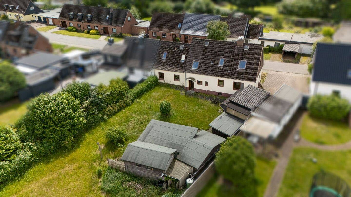 Immobilie in Neumünster - Platz, Potenzial und Perspektive - große Doppelhaushälfte auf großzügigem Grundstück in ruhiger Lage - Bild 2