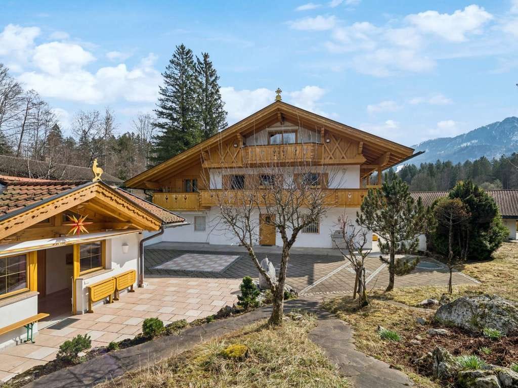 Immobilie in Grainau - Grainau: Repräsentatives Landhaus mit großem Garten und separatem Gästehaus - Bild 3