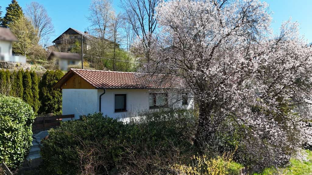 Immobilie in Buch am Wald - Charmantes Haus mit großem Garten auf mehreren Ebenen, Gartenhaus, Terrasse und eigenem Brunnen - Bild 4
