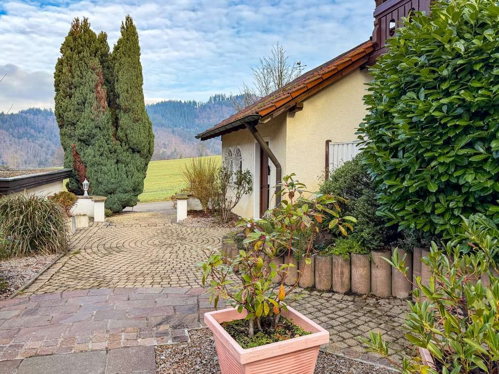 Immobilie in Badenweiler - Komfortable Wohnung am Wiesenrand  mit Wintergarten und PKW-Stellplatz im heilklimatischen Kurort - Bild 0