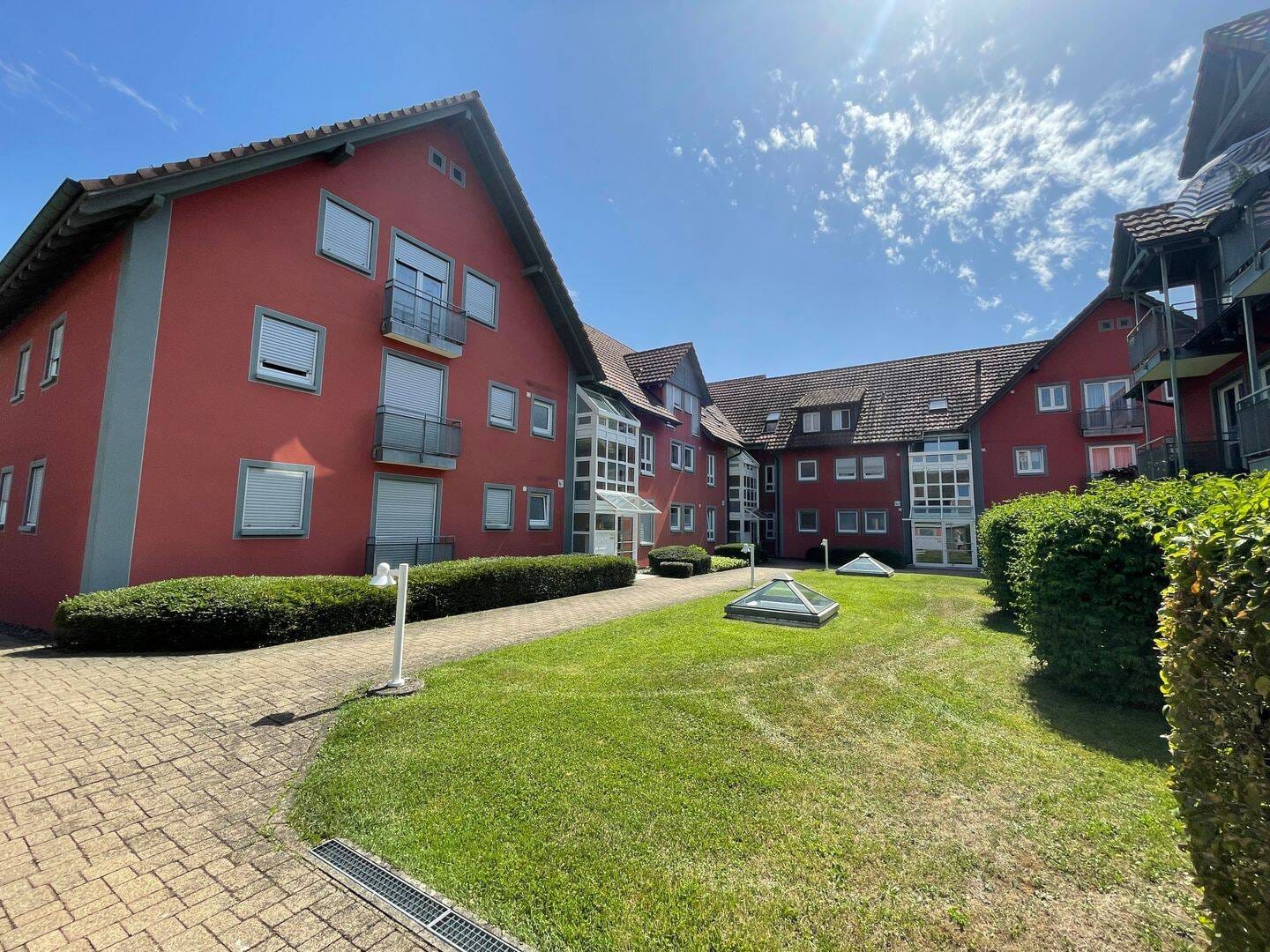 Immobilie in Hohentengen am Hochrhein - Grenznah: Großzügige 3-Zimmer-Wohnung mit Weitblick, Tiefgaragenstellplatz & moderner Pelletheizung - Bild 0