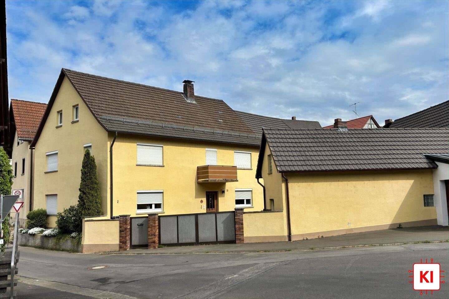 Immobilie in Schonungen - Marktsteinach - Einfamilienhaus mit Nebengebäuden - Bild 0