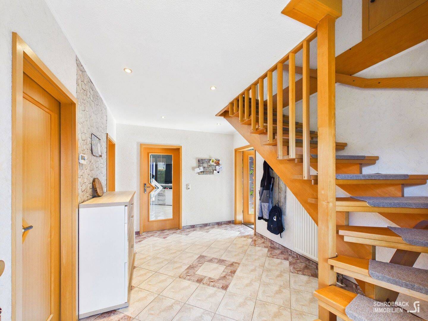Immobilie in Grünheide (Mark) - Mehr Raum als erwartet: Einfamilienhaus mit praktischer Raumstruktur, Doppelgarage, Carport und Pool - Bild 3