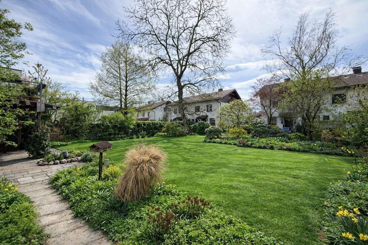 Immobilie in Stephanskirchen - Schloßberg! Zweifamilienhaus in ruhiger Lage mit großem Grundstück - Bild 2