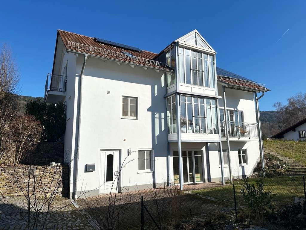 Immobilie in Grafling - Mod. Einfam.-Haus m. Einliegerwhg., PV-Anlage, 2 Garagen u. Fernblick in naturnaher Wohnlage b. DEG! - Bild 0