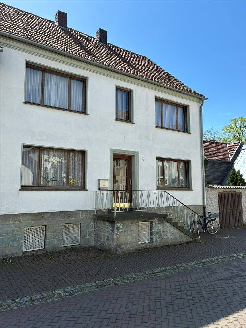 Immobilie in Salzkotten - Haus zum Sanieren in bester Lage plus Grundstück für Ihre Ideen - Bild 0