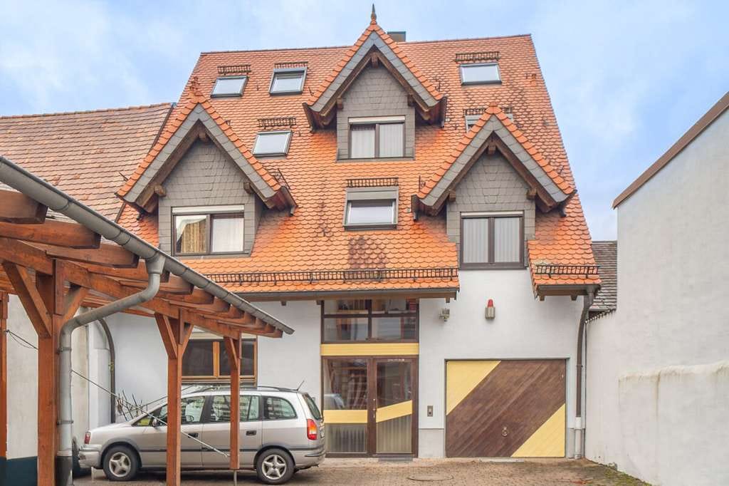 Immobilie in Stutensee - Großzügiges Einfamilienhaus mit Einliegerwohnung, Gewölbekeller und idyllischem Garten – Viel Platz  - Bild 0