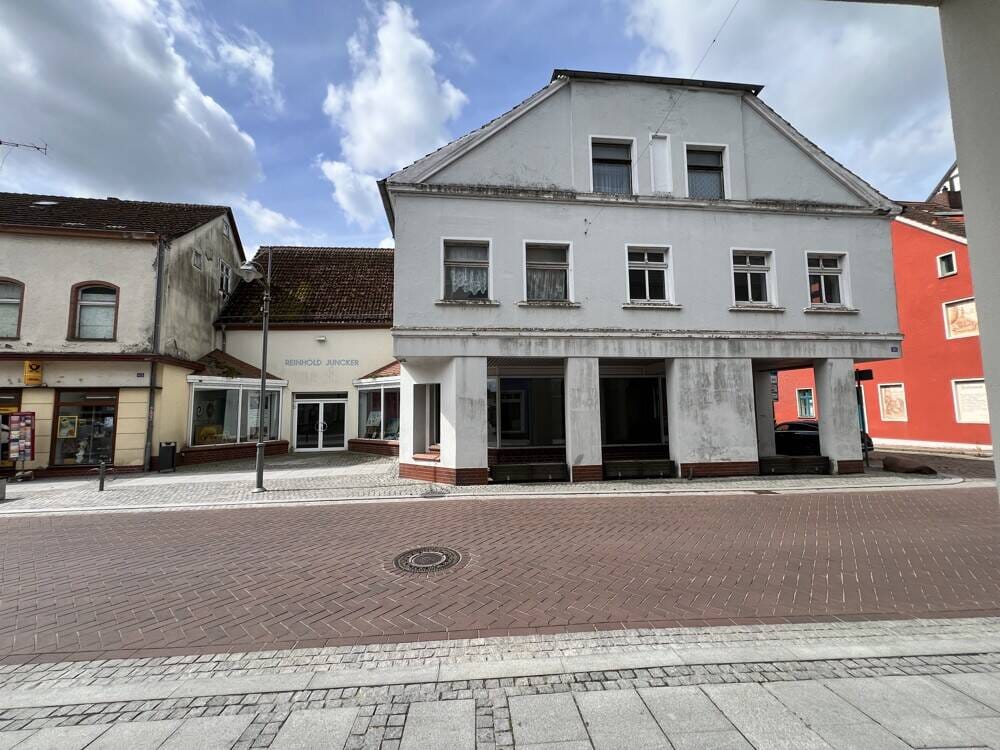 Immobilie in Ueckermünde - Wohn und Geschaftshaus an der Uecker am Jachthafen neben der Post. Sanierungsbedürftig. 700 m² Land - Bild 2