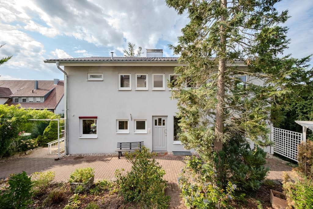 Immobilie in Güglingen - Modernisiertes Einfamilienhaus in Güglingen - Viel Wohnraum, Balkon und Aussicht. - Bild 0