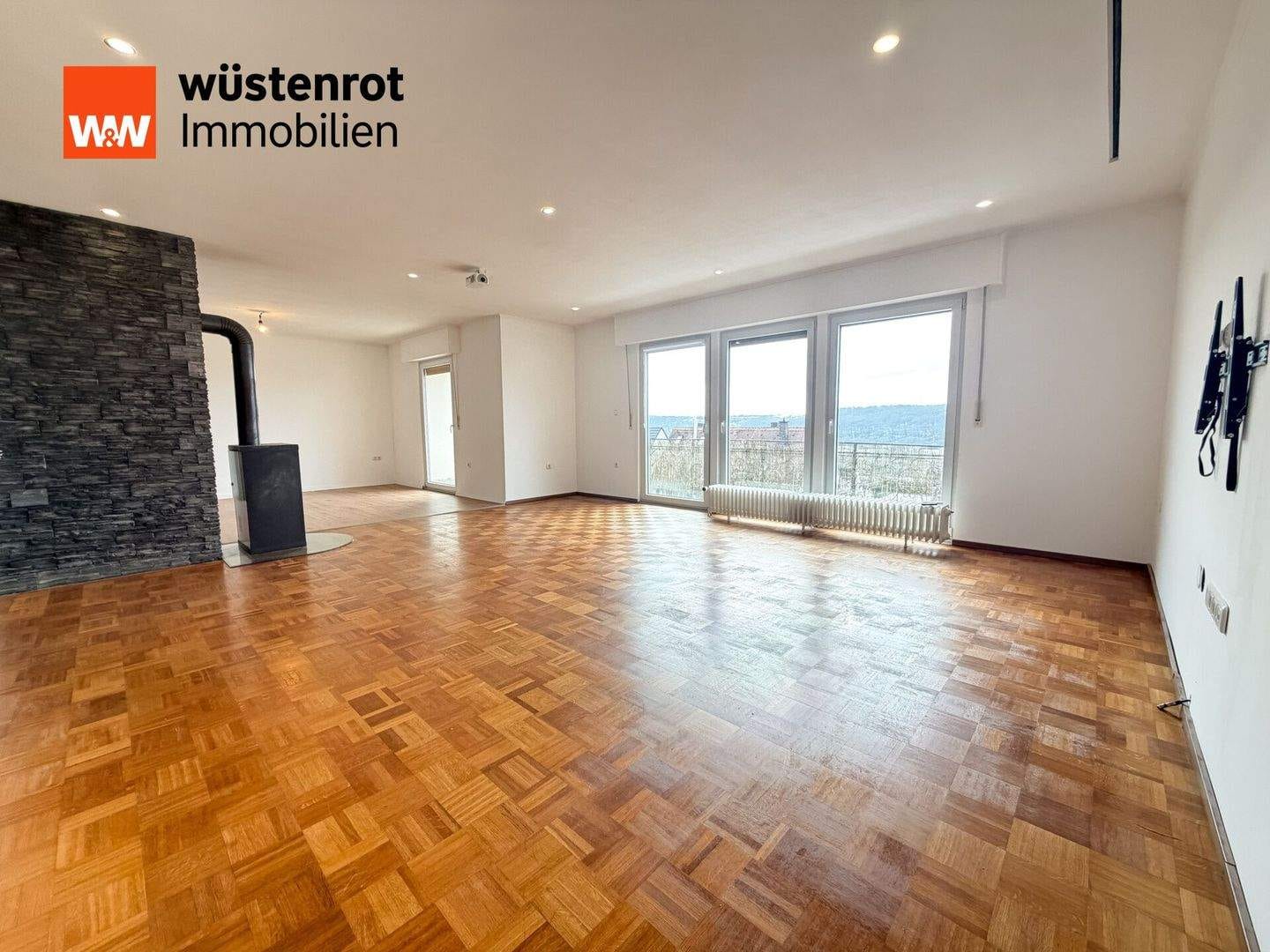 Immobilie in Schonungen - Wohnträume auf zwei Ebenen - modernisierte Maisonette ETW mit Kaminflair und Balkon - Bild 2