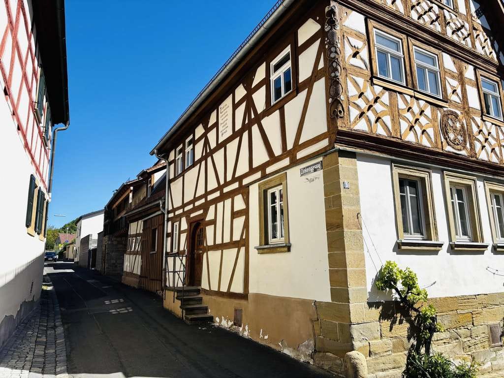 Immobilie in Zeil am Main - *EIGENBEZUG ODER GELDANLAGE* Schmuckes, liebevoll saniertes Fachwerkhaus mit 3 Wohnungen, Balkon, Ca - Bild 3