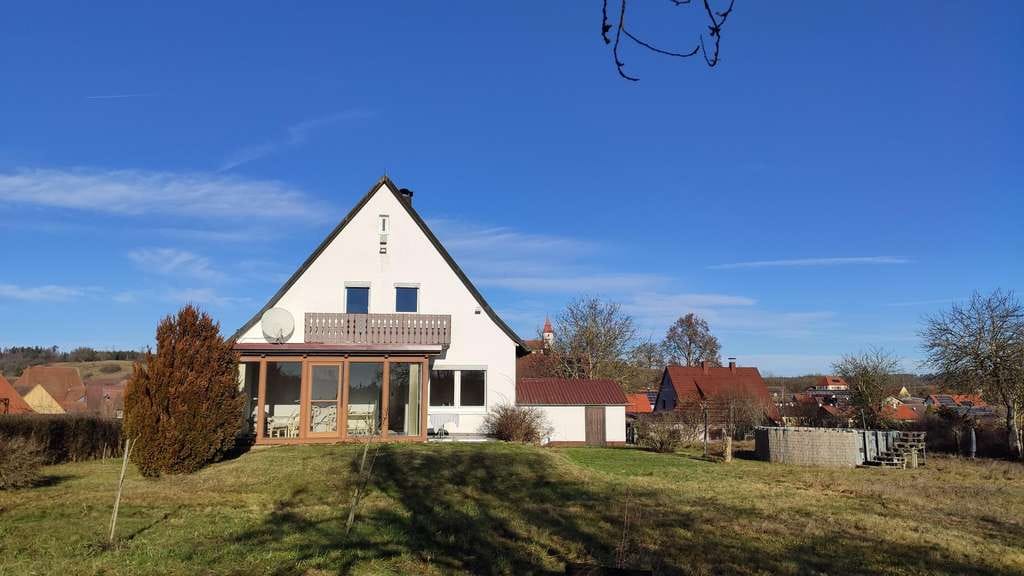 Immobilie in Dombühl - Gepflegtes EFH in ruhiger Ortsrandlage: Großes Grundstück in Dombühl (bezugsfrei ab Herbst) - Bild 0