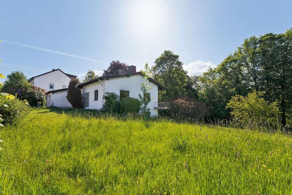 Immobilie in Gefrees - Großzügiges Wohnhaus mit traumhaftem 2.520 m² Grundstück in Gefrees - Bild 1