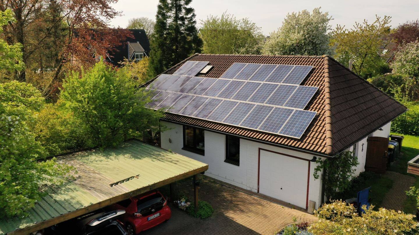 Immobilie in Nübbel - Im Auftrag zu verkaufen: Reetdach-Einfamilienhaus mit großem Garten – Einliegerwohnung, Büro und Carport - Grundstück teilbar - Bild 3