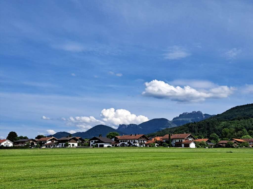 Immobilie in Frasdorf - Optimale Wohnlage in Frasdorf:
Landhaus mit schönem Bergblick in ruhiger Wohnlage - Bild 1