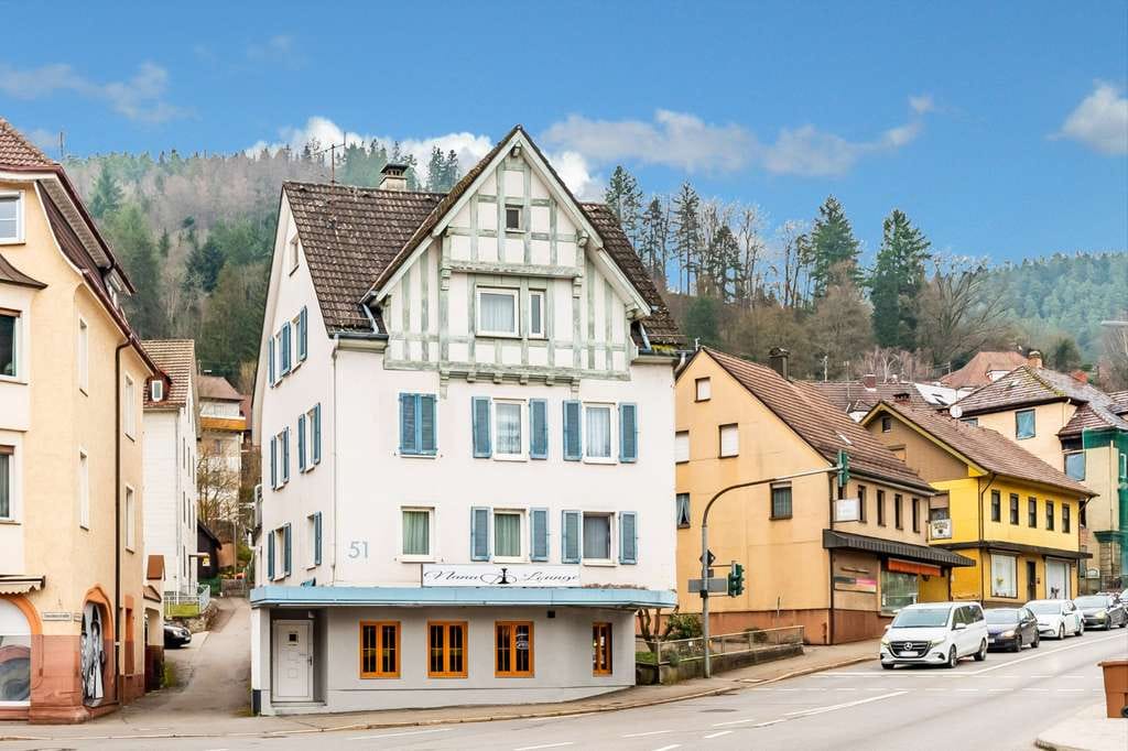 Immobilie in Schramberg - Anlageobjekt mit zwei vermieteten Wohnungen + Ladenlokal und sechs PKW-Stellplätzen - Bild 0