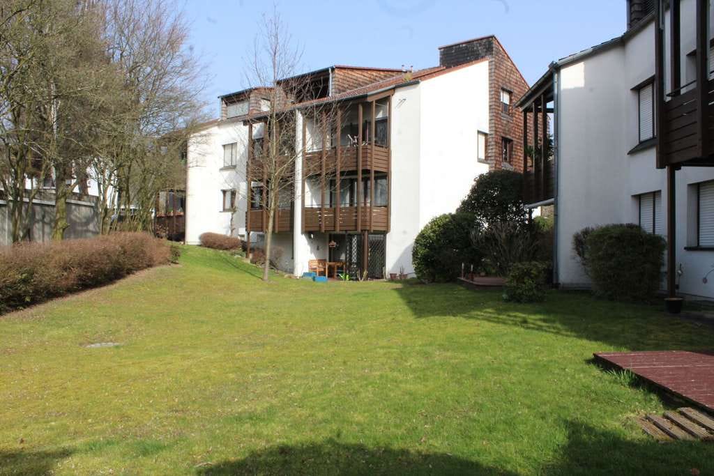 Immobilie in Liederbach - Wunderbare Dachgeschosswohnung mit großer Loggia, großem Hobbyraum und Tiefgaragenstellplatz - Bild 4