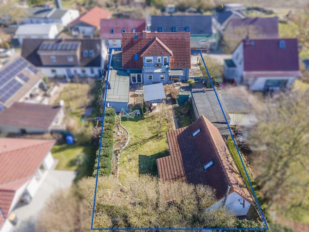 Immobilie in Garz/Rügen - Zweifamilienhaus mit Ferienhaus und grünem Garten in Garz - Bild 0