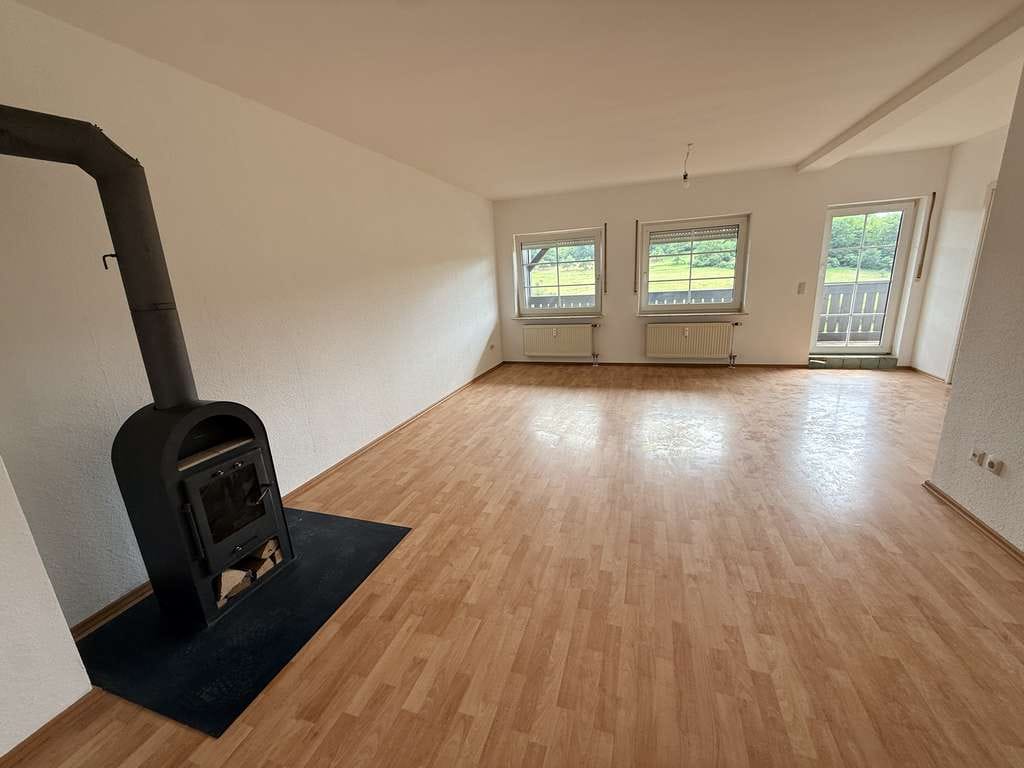 Immobilie in Grävenwiesbach - Stilvolle 4-Zimmer-Wohnung mit Balkon, Kamin und traumhaftem Weitblick in naturnaher Lage! - Bild 5