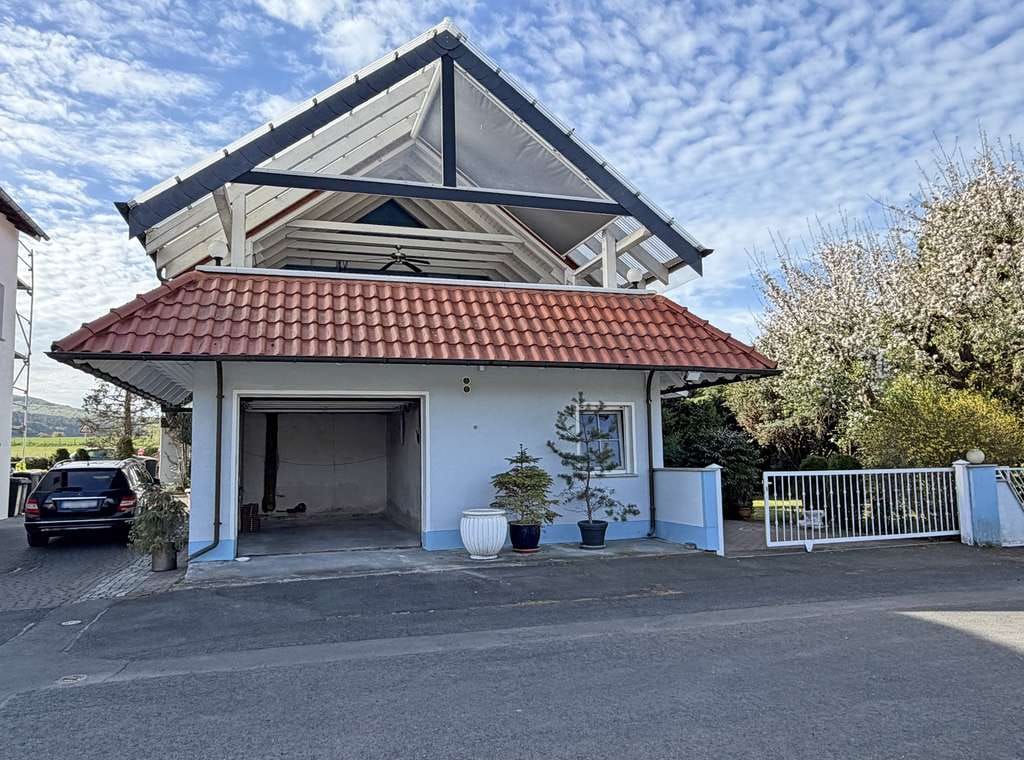 Immobilie in Eiterfeld - Wohnen mit Charme: Einfamilienhaus mit idyllischem Wintergarten! - Bild 2
