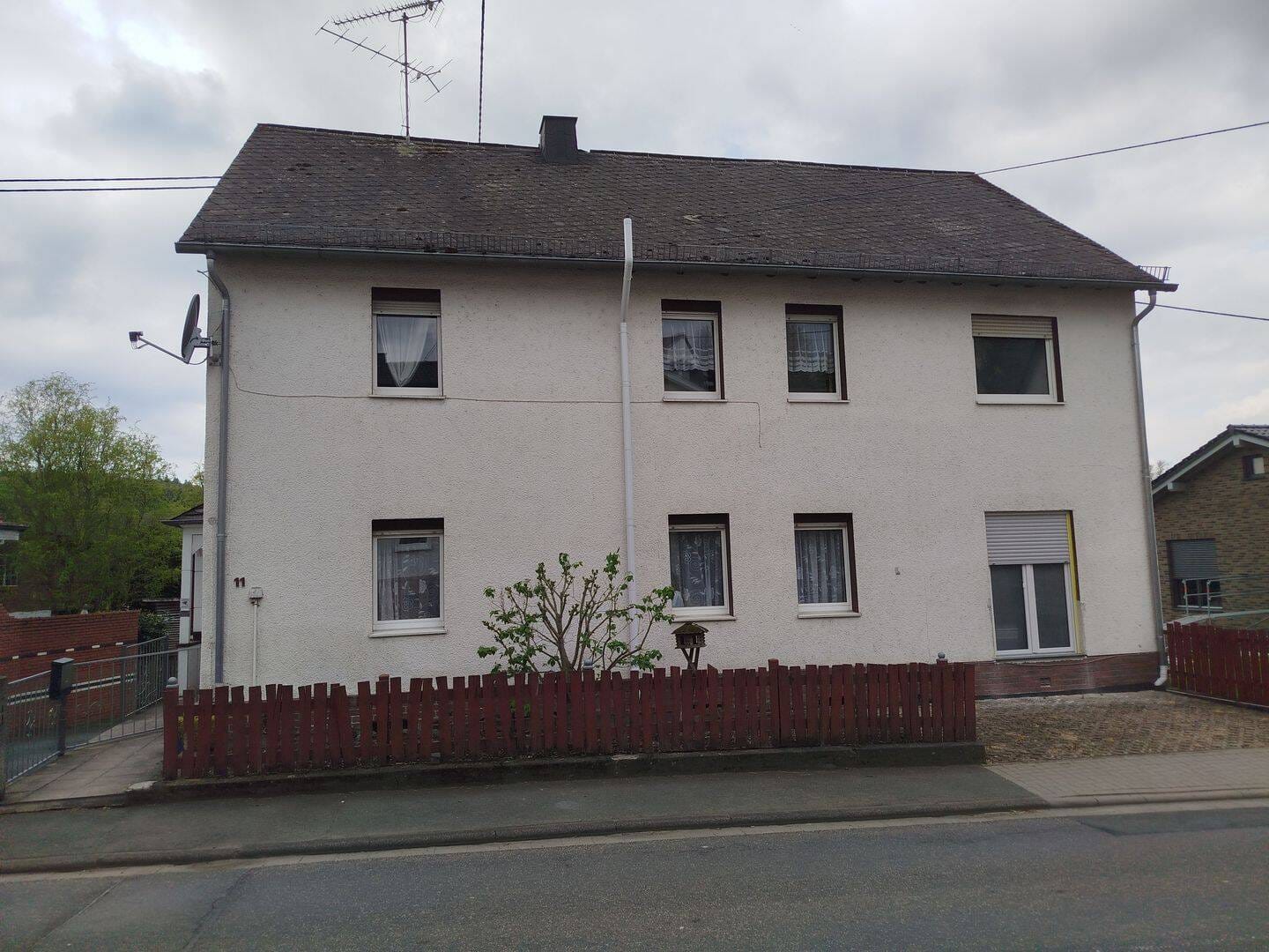 Immobilie in Löhnberg - Bezugsfertige Ein-Zweifamilienhaus mit Hof und Garten - Bild 1
