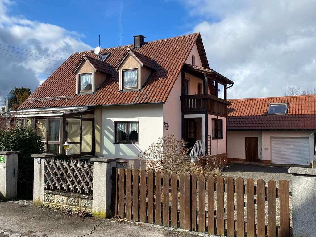 Immobilie in Ihrlerstein - Einfamilienhaus mit Garage und Nebengebäuden in sonniger, ruhiger Siedlungslage in Ihrlerstein - Bild 0