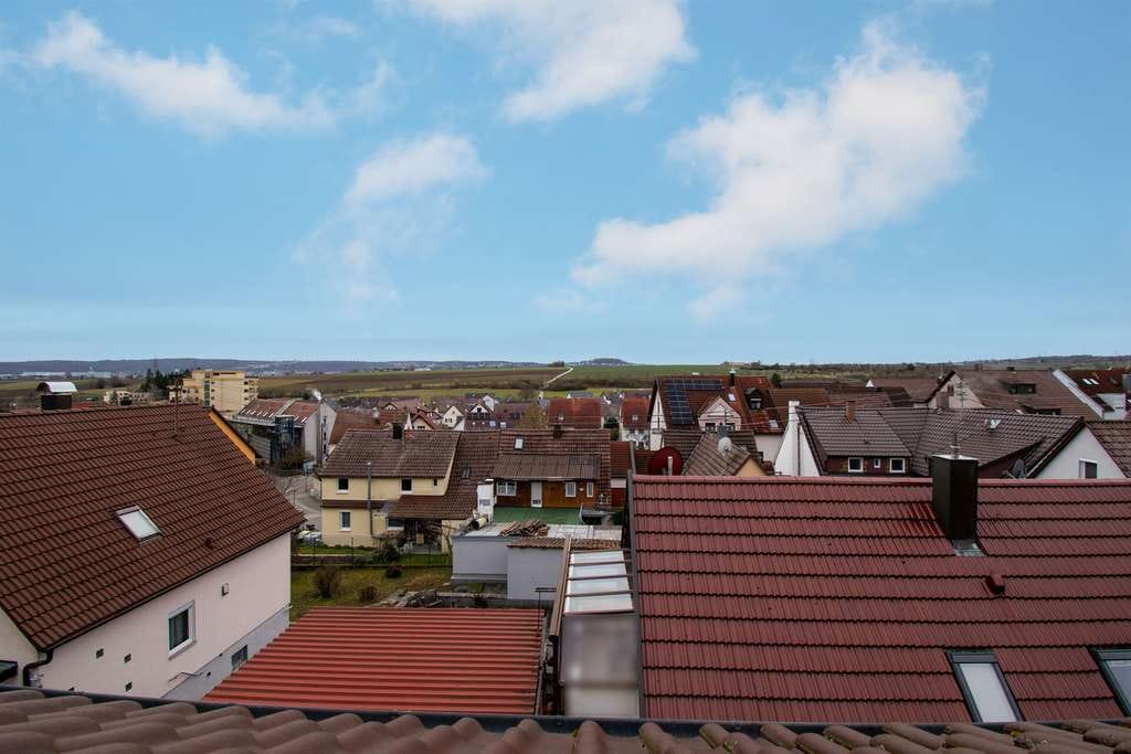 Immobilie in Ditzingen - Ruhige Lage und tolle Fernsicht: 3,5-Zimmer-Wohnung mit Dachterrasse und TG-Platz zu verkaufen - Bild 4